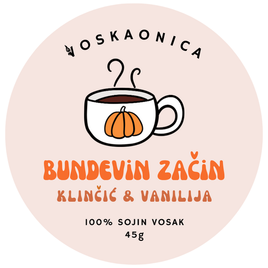 Šalica kave s motivom bundeve i bundevinim začinom.